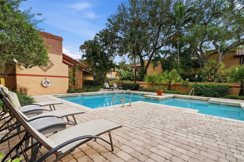 261 NE 16th Place, Unit 305, Fort Lauderdale, FL 33305 Photo