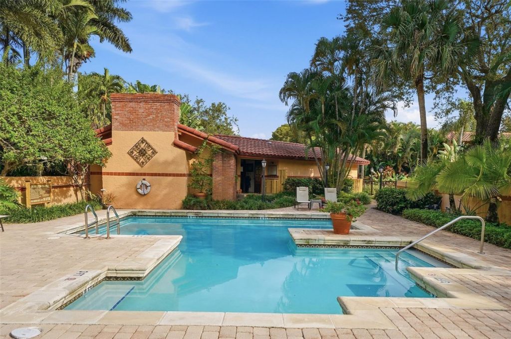 261 NE 16th Place, Unit 305, Fort Lauderdale, FL 33305 Photo