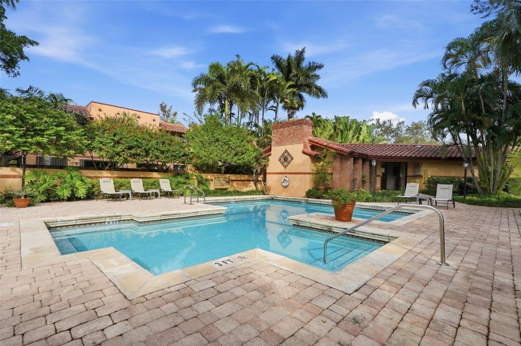 261 NE 16th Place, Unit 305, Fort Lauderdale, FL 33305 Photo