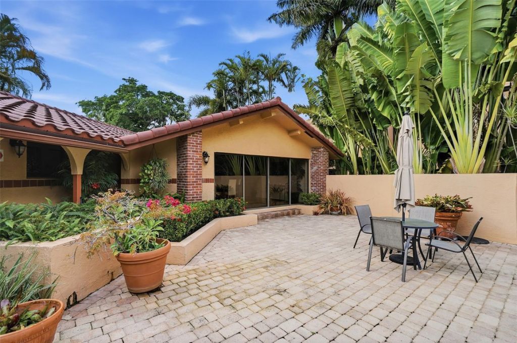 261 NE 16th Place, Unit 305, Fort Lauderdale, FL 33305 Photo