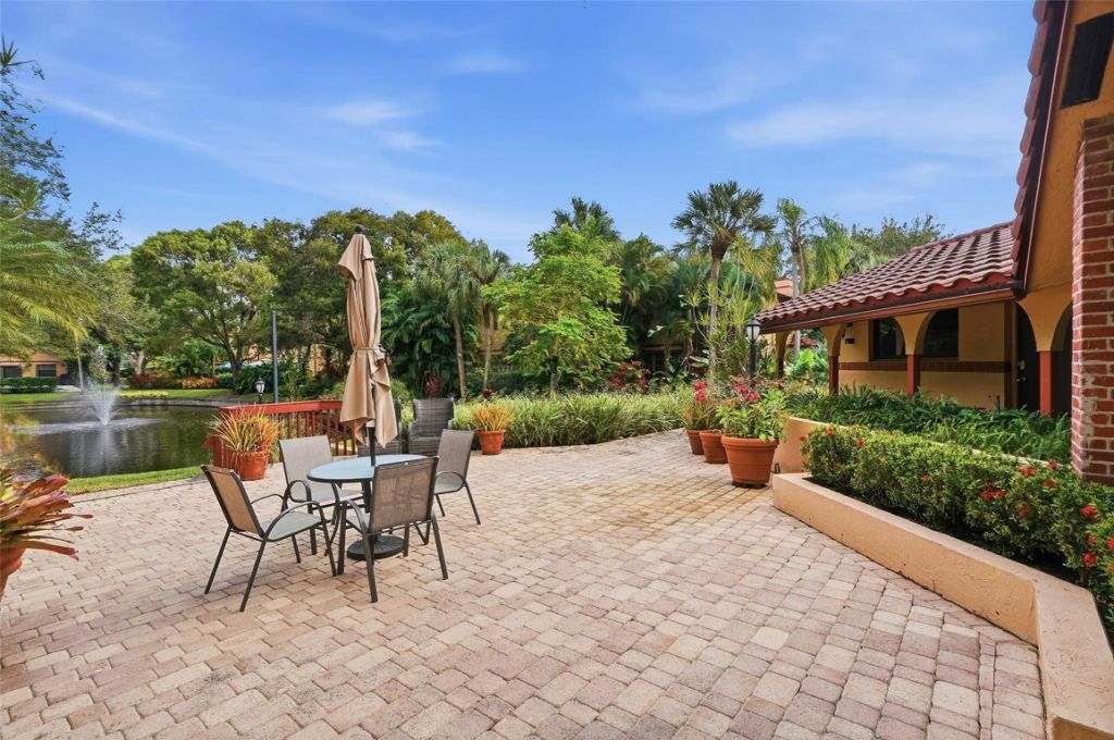 261 NE 16th Place, Unit 305, Fort Lauderdale, FL 33305 Photo