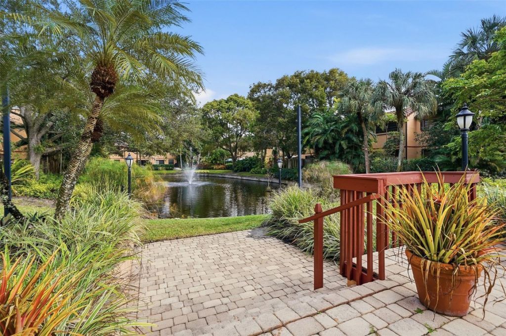 261 NE 16th Place, Unit 305, Fort Lauderdale, FL 33305 Photo