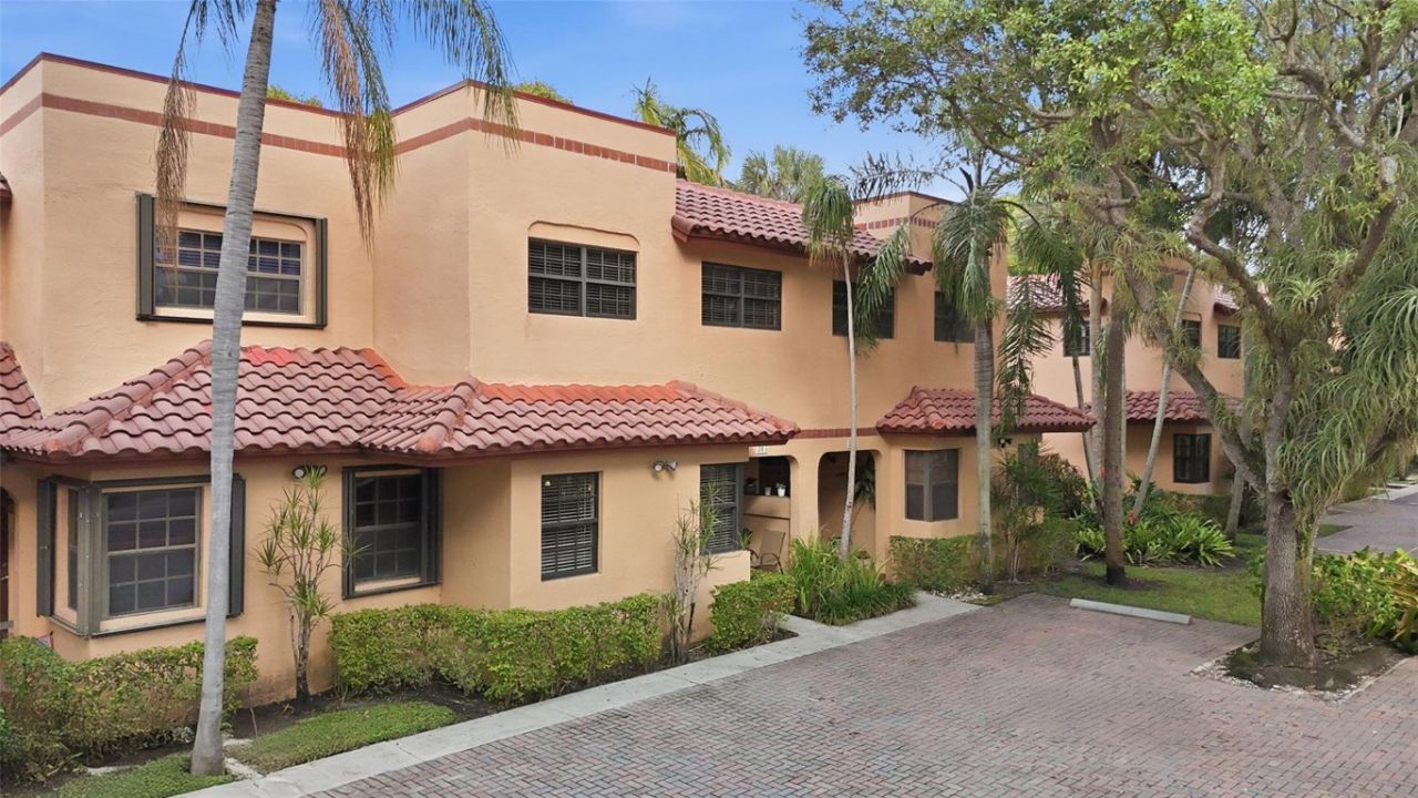 261 NE 16th Place, Unit 305, Fort Lauderdale, FL 33305 Photo