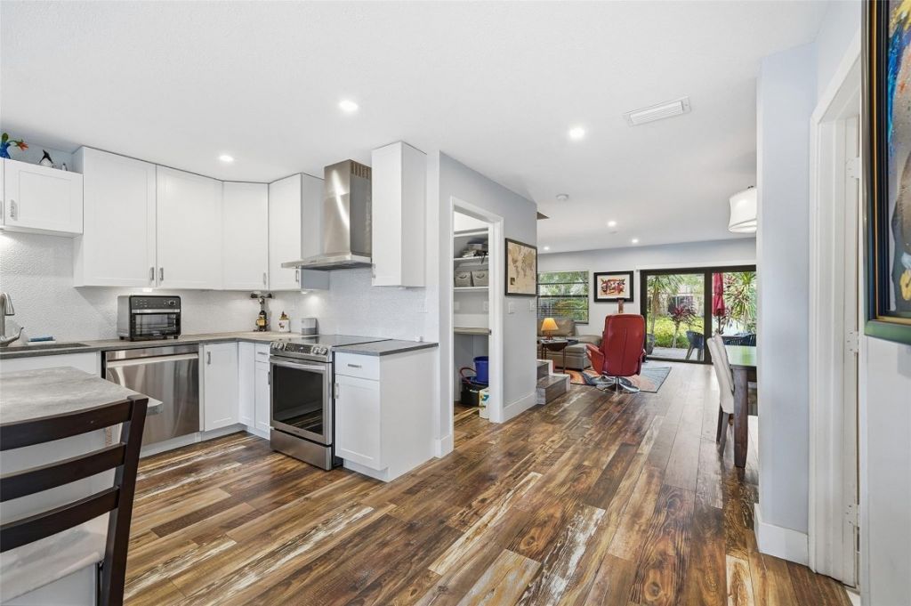 261 NE 16th Place, Unit 305, Fort Lauderdale, FL 33305 Photo