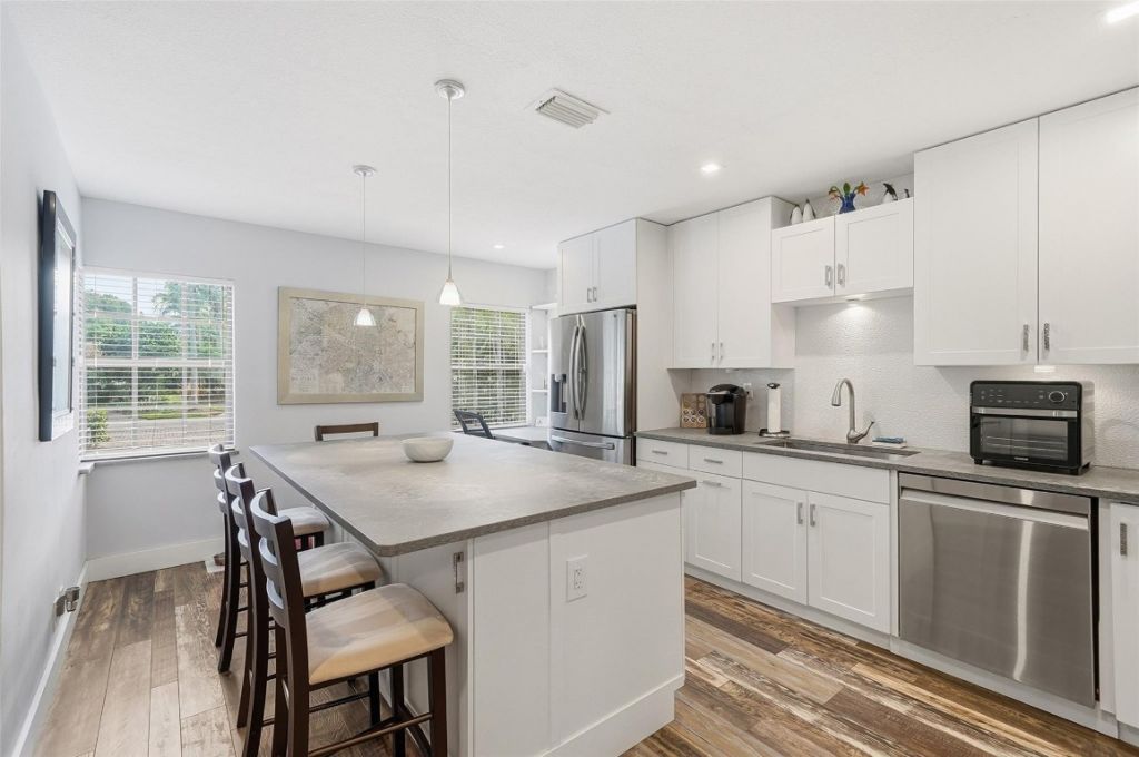 261 NE 16th Place, Unit 305, Fort Lauderdale, FL 33305 Photo