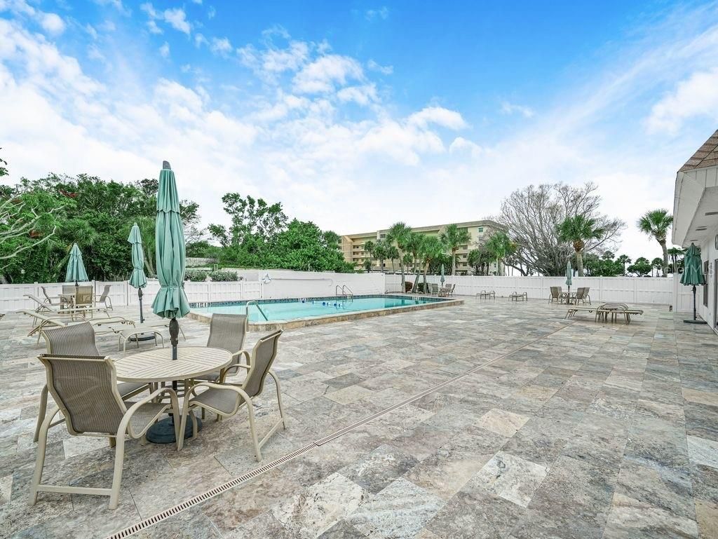 549 Sutton Place, Unit t 19, Longboat Key, FL 34228 Photo