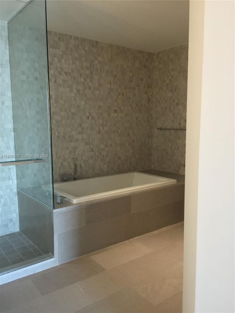 68 SE 6 , Unit 2504, Miami, FL 33131 Photo