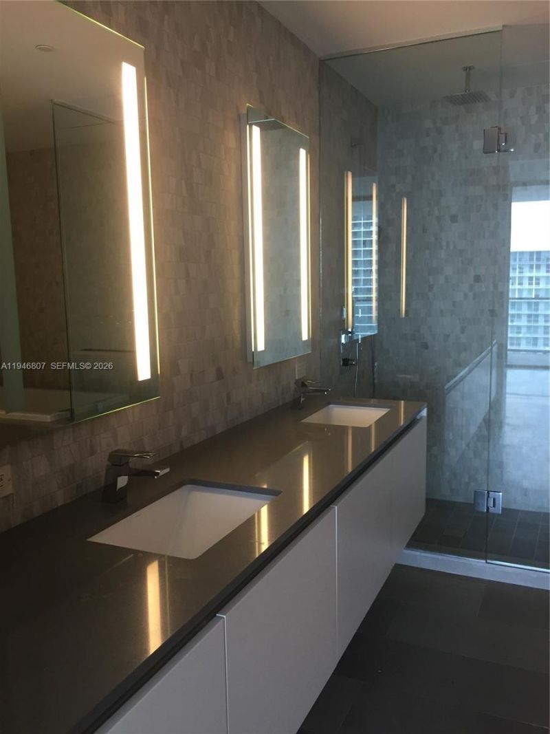 68 SE 6 , Unit 2504, Miami, FL 33131 Photo