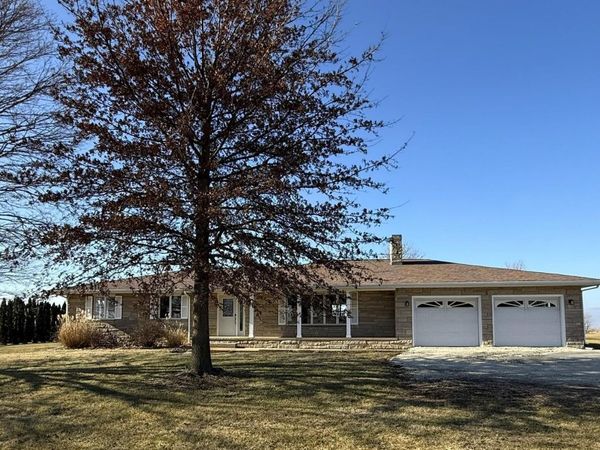 2832 IL Route 17 , Galva, IL 61434