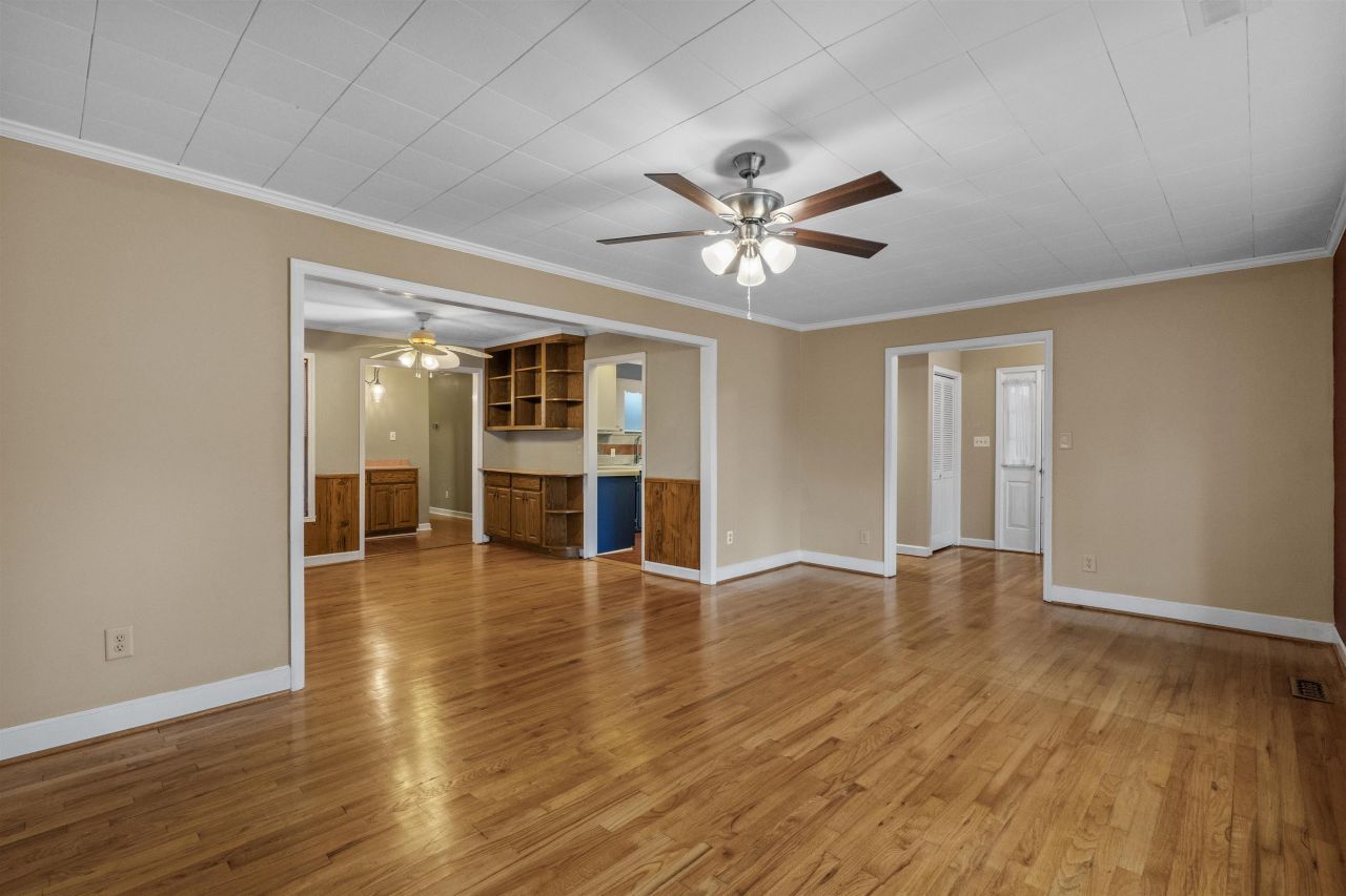 206 Magrath Ave. Photo 7