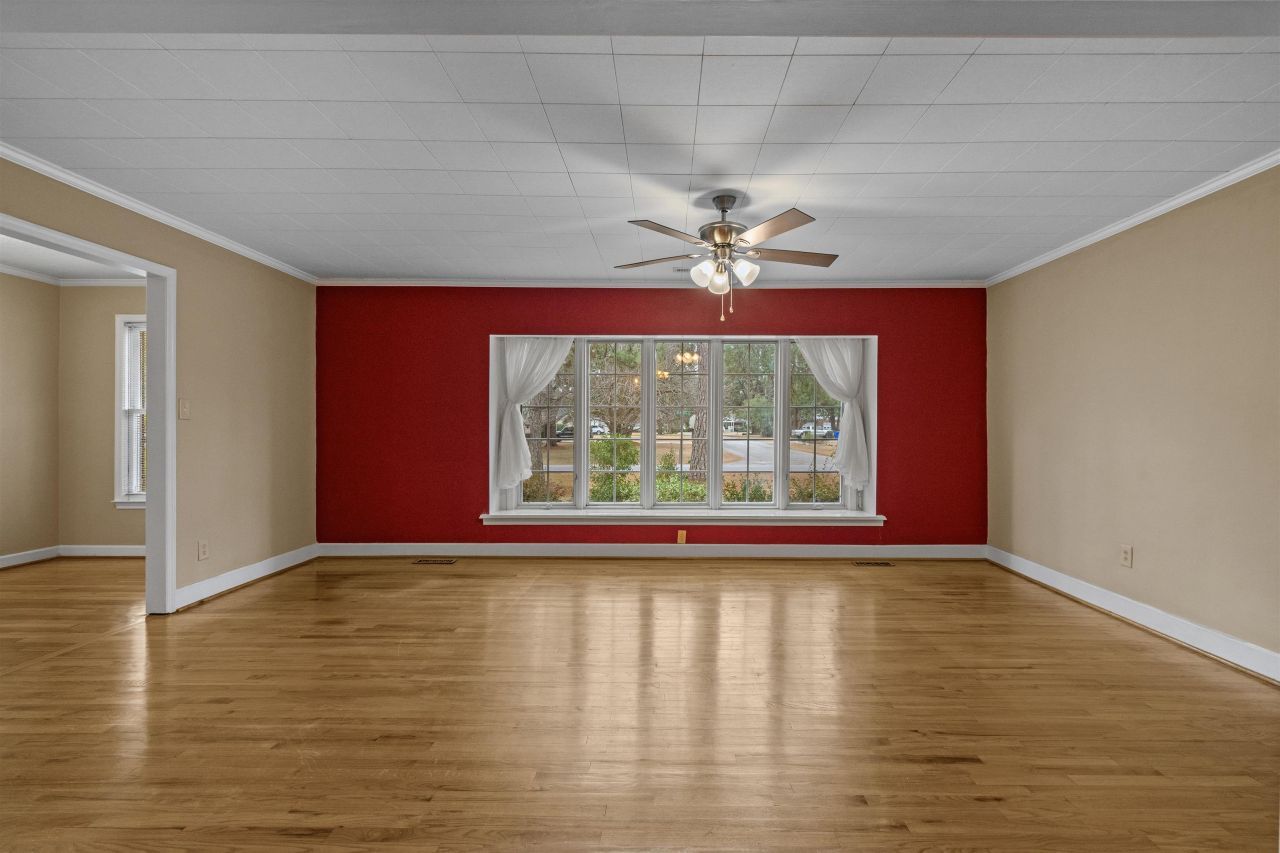 206 Magrath Ave. Photo 8