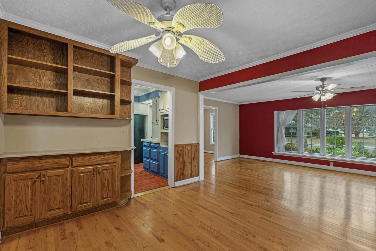 206 Magrath Ave. Photo 9