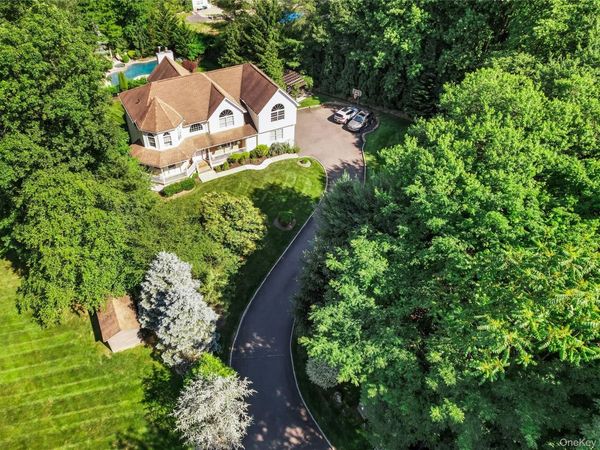 9 Ronwood Road, Chestnut Ridge, NY 10977