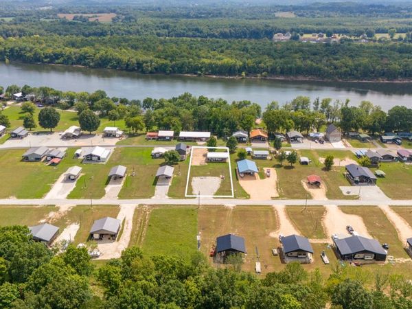 1020 WC Pickett, Clifton, TN 38425