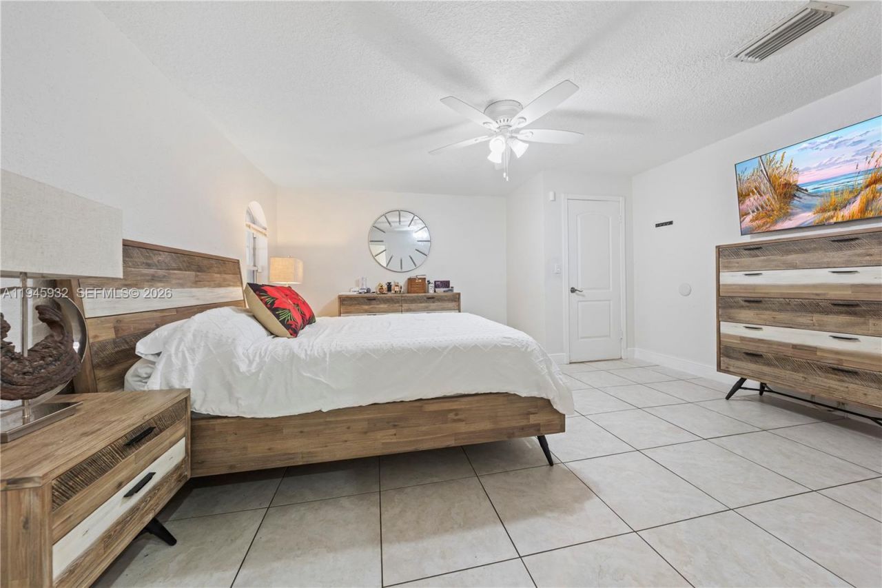 3430 NW 16th St, Miami, FL 33125 Photo