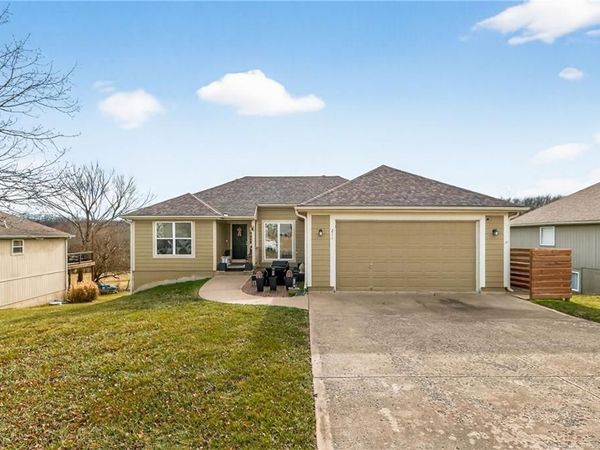 211 E Whispering Hills Boulevard, Lone Jack, MO 64070