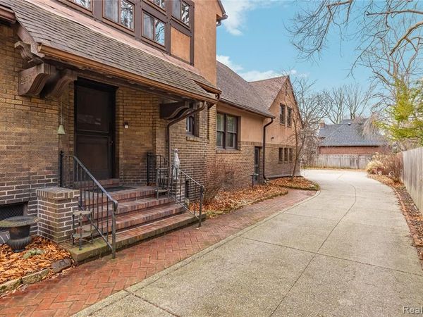 2475 Iroquois Street, Detroit, MI 48214