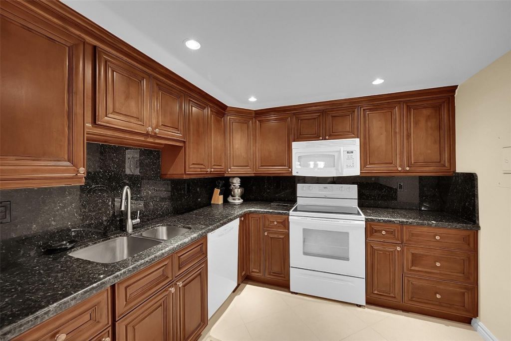 531 N Ocean Boulevard, Unit 410, Pompano Beach, FL 33062 Photo