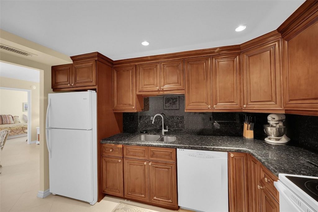 531 N Ocean Boulevard, Unit 410, Pompano Beach, FL 33062 Photo