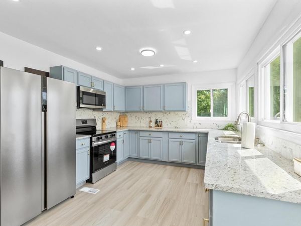 550 N Riverside DRIVE, Saukville, WI 53080