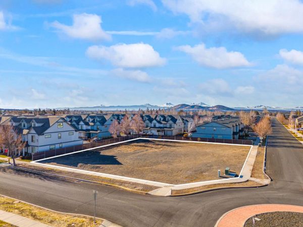 30 NW Elm Avenue, Redmond, OR 97756