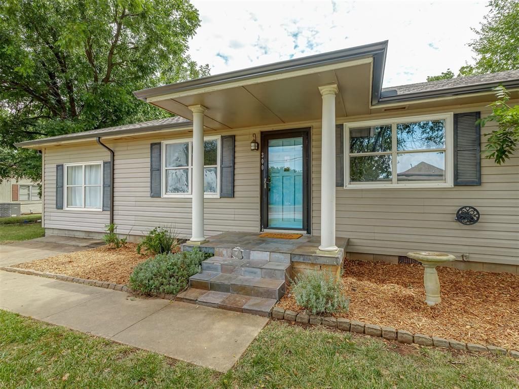 300 N Fretz Avenue, Edmond, OK 73003 Main Photo
