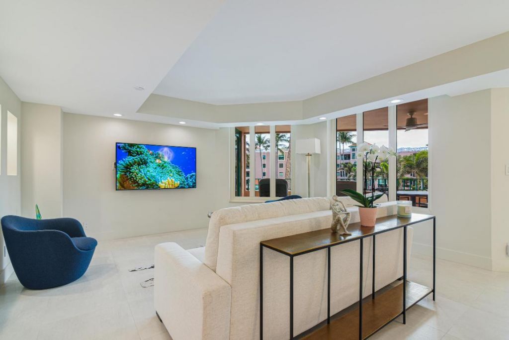 100 SE 5th Avenue, Unit 305, Boca Raton, FL 33432 Photo