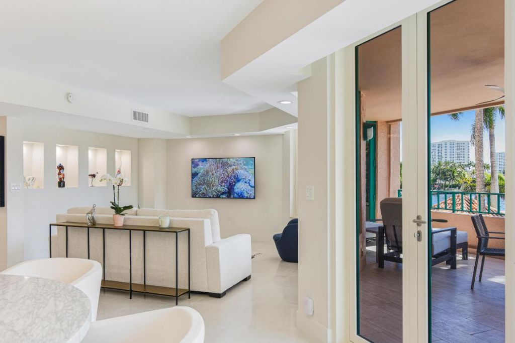 100 SE 5th Avenue, Unit 305, Boca Raton, FL 33432 Photo