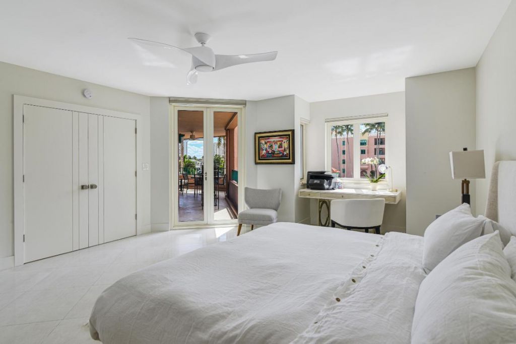 100 SE 5th Avenue, Unit 305, Boca Raton, FL 33432 Photo