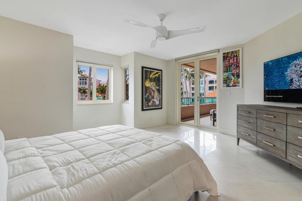 100 SE 5th Avenue, Unit 305, Boca Raton, FL 33432 Photo