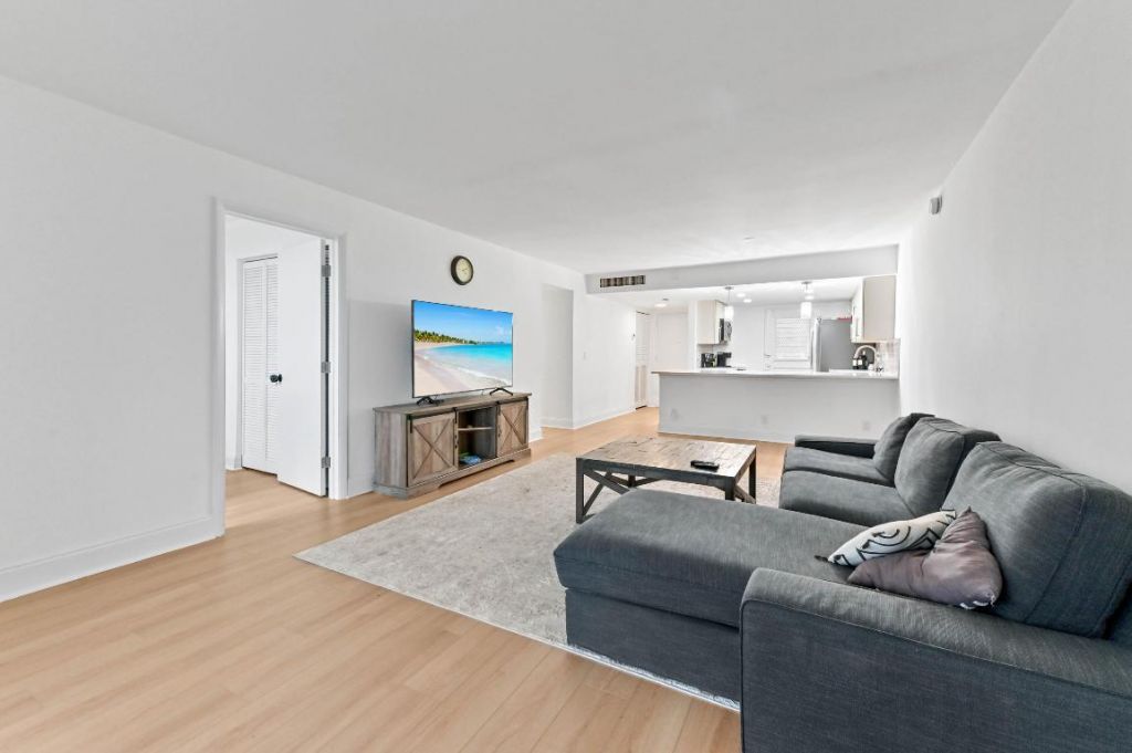 5700 NW 2nd Avenue, Unit 211, Boca Raton, FL 33487 Photo