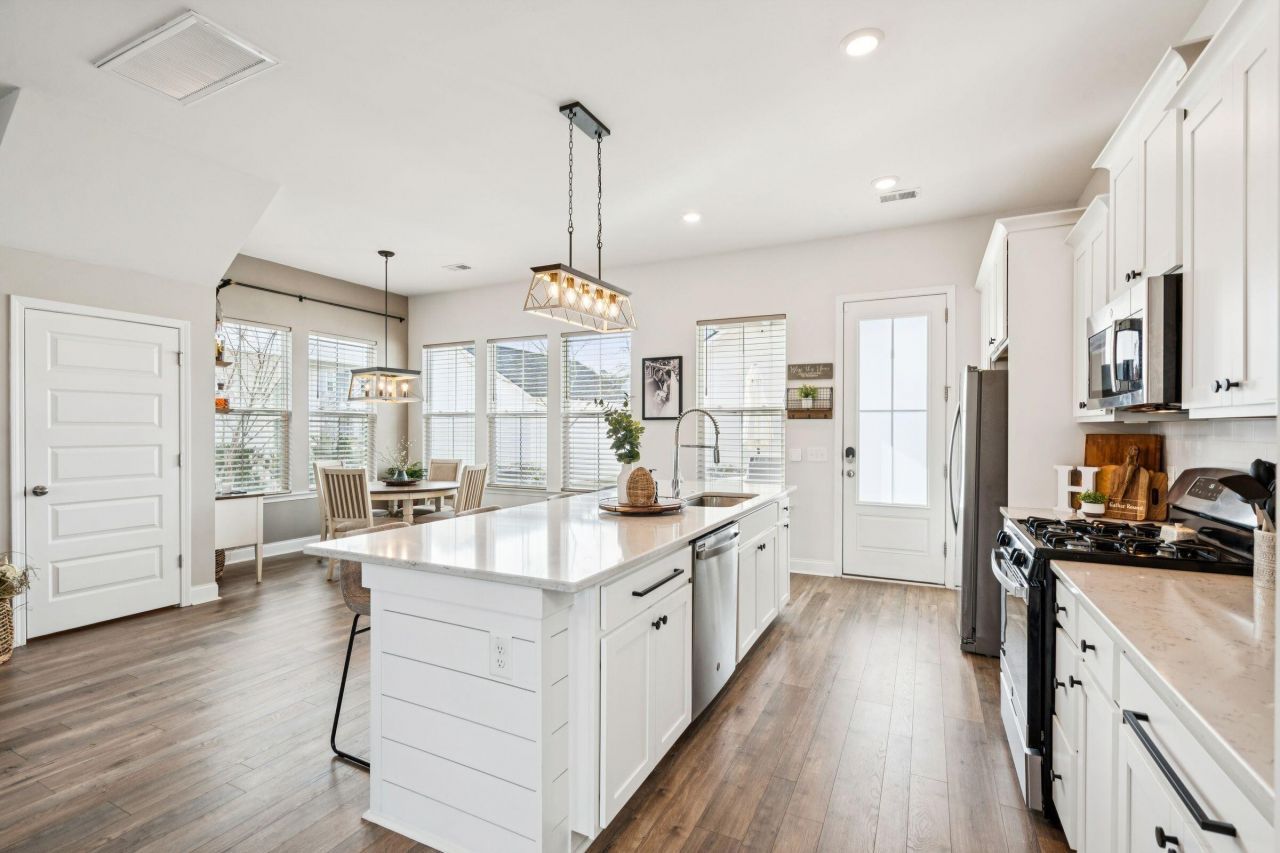 403 N Commodore Way Photo 10