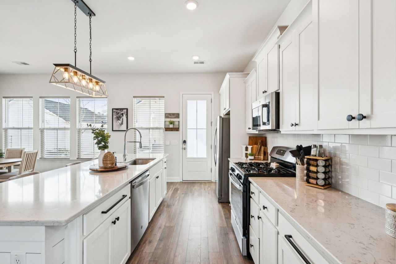 403 N Commodore Way Photo 12