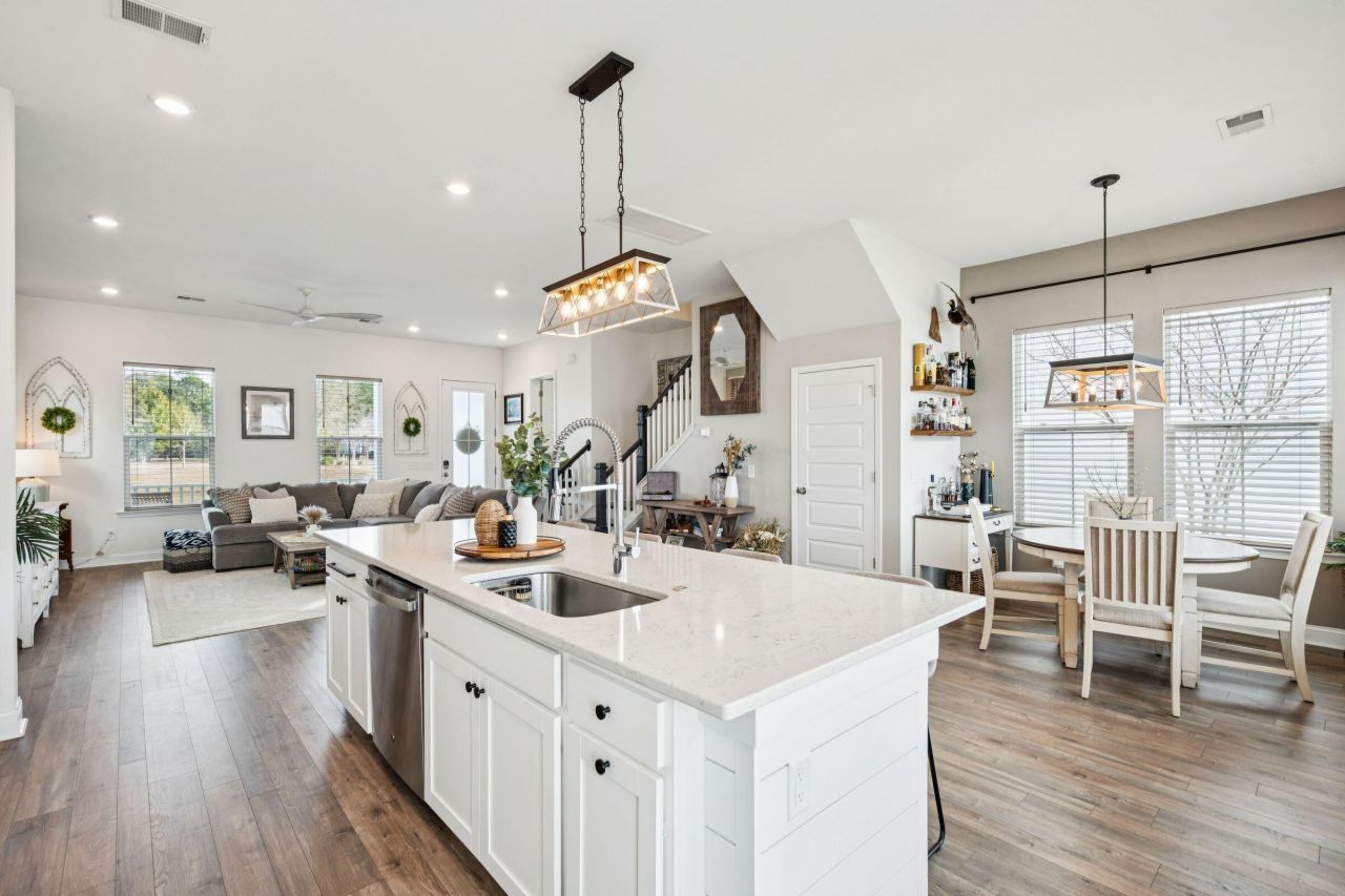 403 N Commodore Way Photo 17