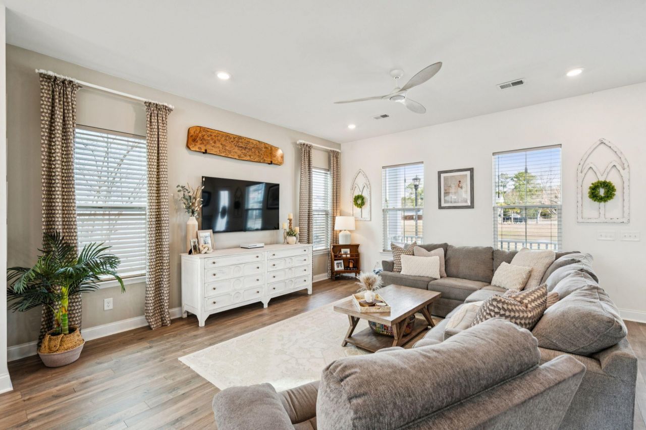 403 N Commodore Way Photo 7