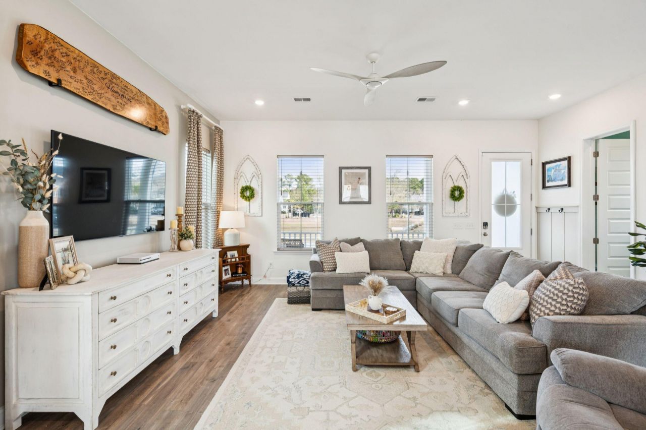 403 N Commodore Way Photo 8