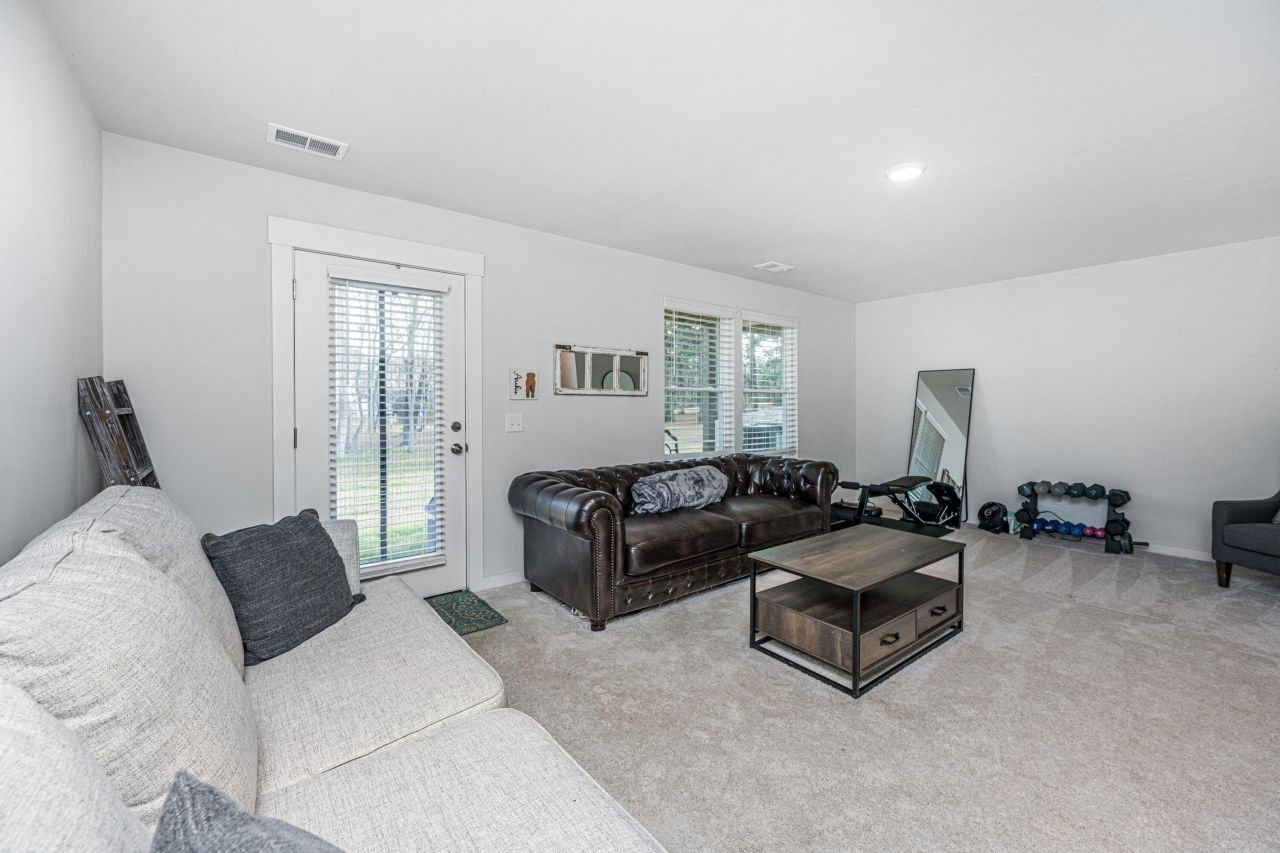 1015 Pettiford Place Photo 5