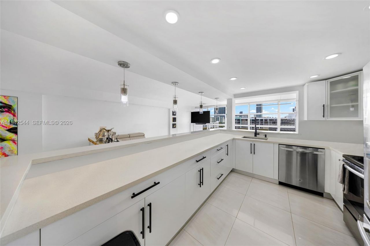 600 Parkview Dr, Unit 1114, Hallandale Beach, FL 33009 Photo