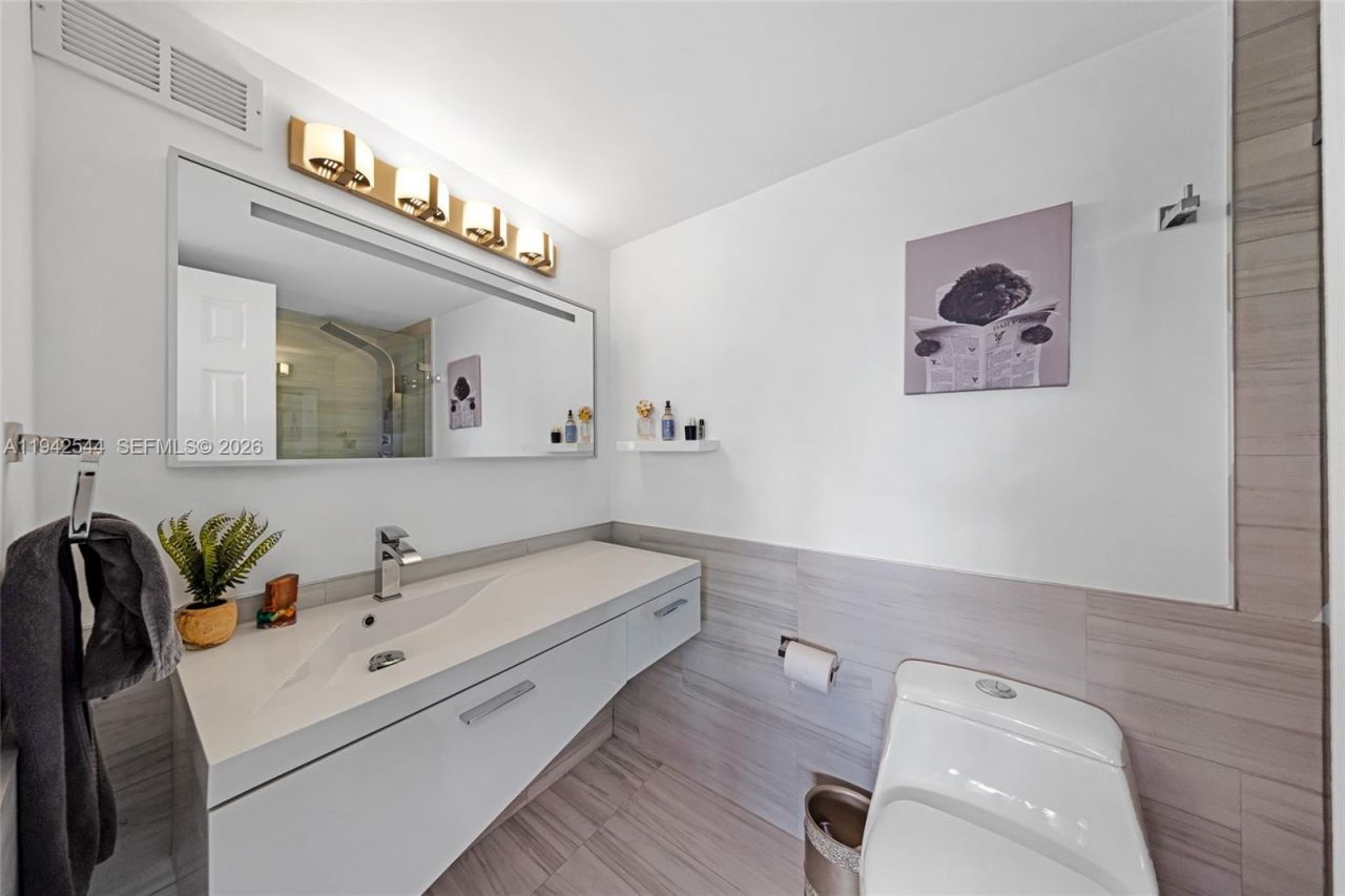 600 Parkview Dr, Unit 1114, Hallandale Beach, FL 33009 Photo