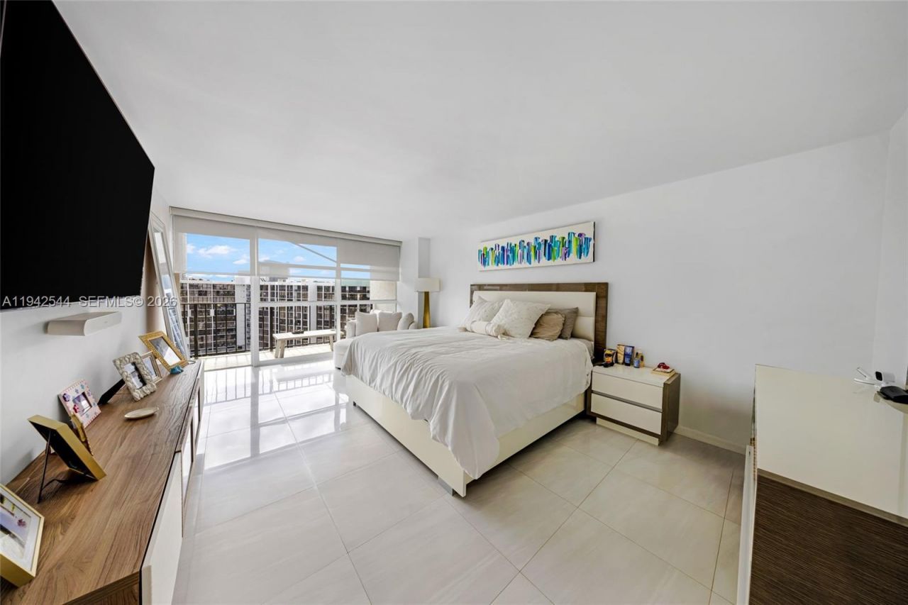 600 Parkview Dr, Unit 1114, Hallandale Beach, FL 33009 Photo