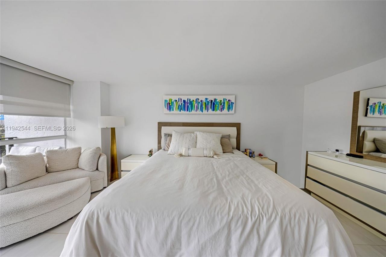 600 Parkview Dr, Unit 1114, Hallandale Beach, FL 33009 Photo