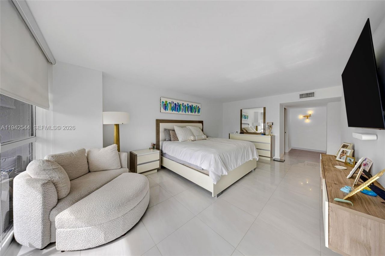600 Parkview Dr, Unit 1114, Hallandale Beach, FL 33009 Photo