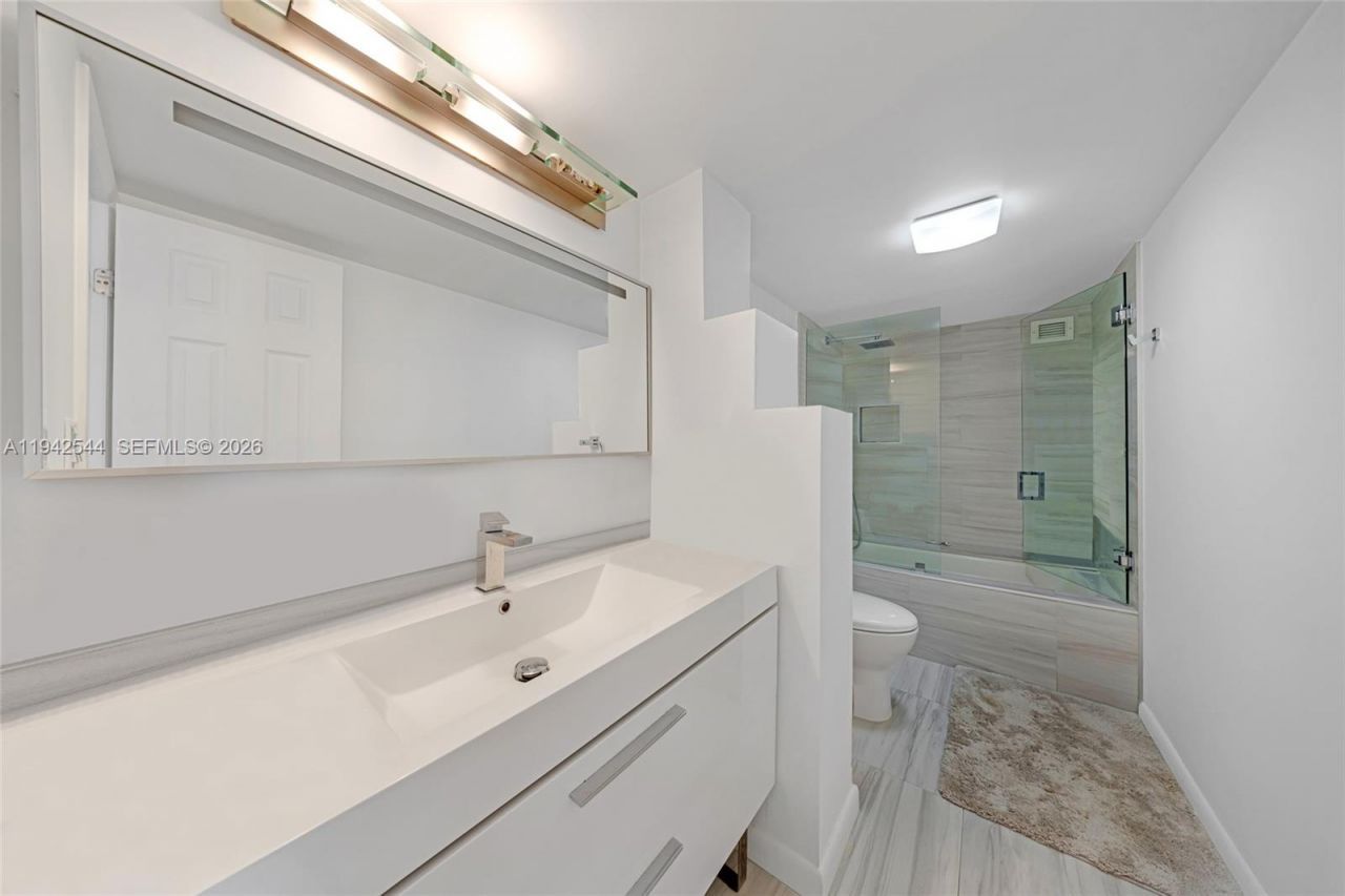 600 Parkview Dr, Unit 1114, Hallandale Beach, FL 33009 Photo