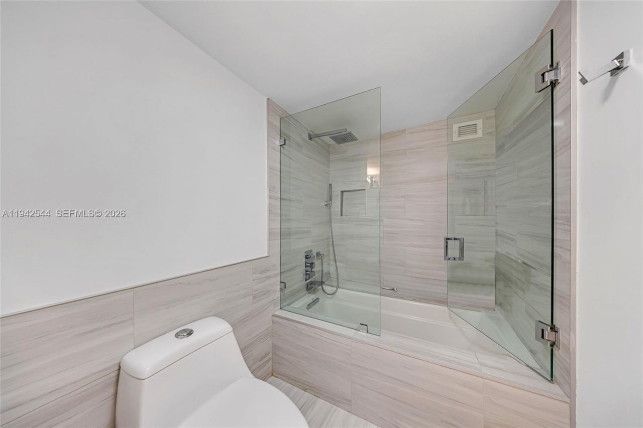 600 Parkview Dr, Unit 1114, Hallandale Beach, FL 33009 Photo