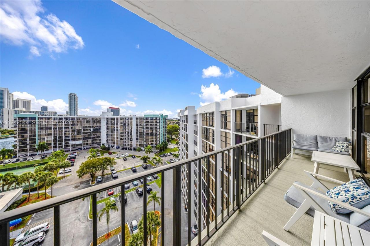600 Parkview Dr, Unit 1114, Hallandale Beach, FL 33009 Photo