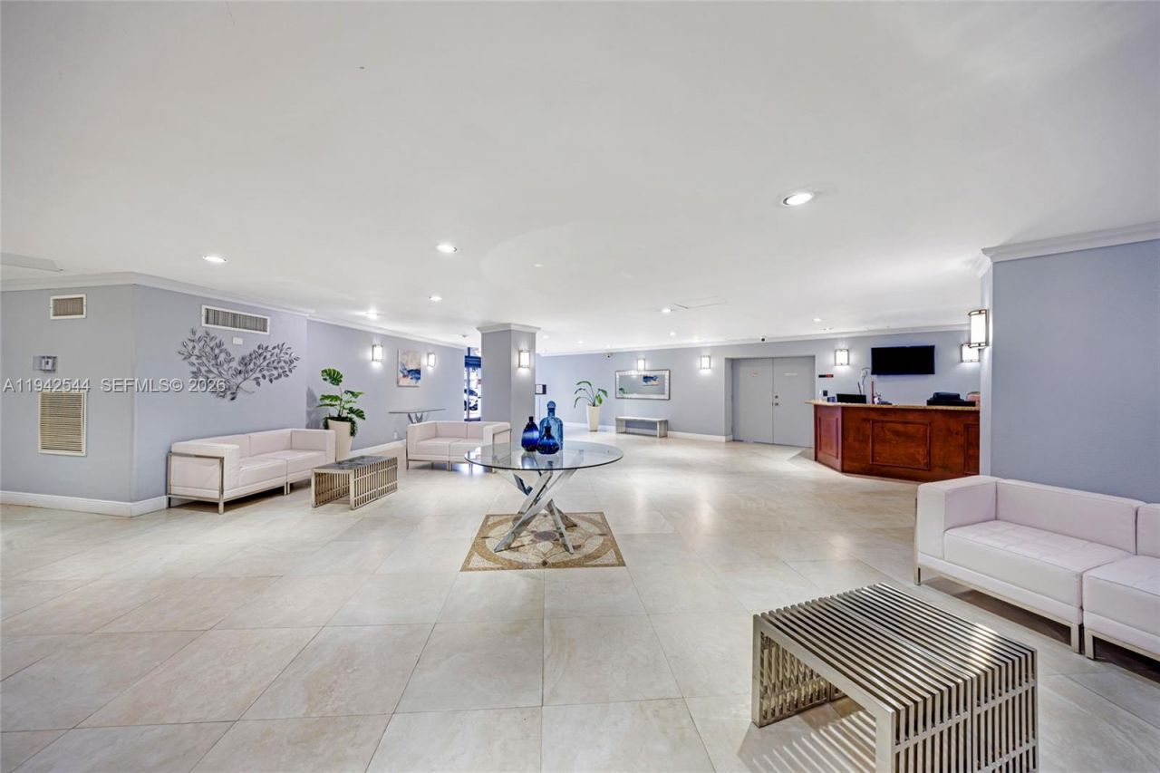 600 Parkview Dr, Unit 1114, Hallandale Beach, FL 33009 Photo