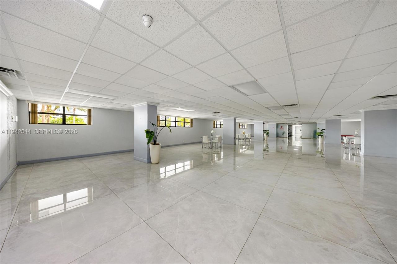 600 Parkview Dr, Unit 1114, Hallandale Beach, FL 33009 Photo