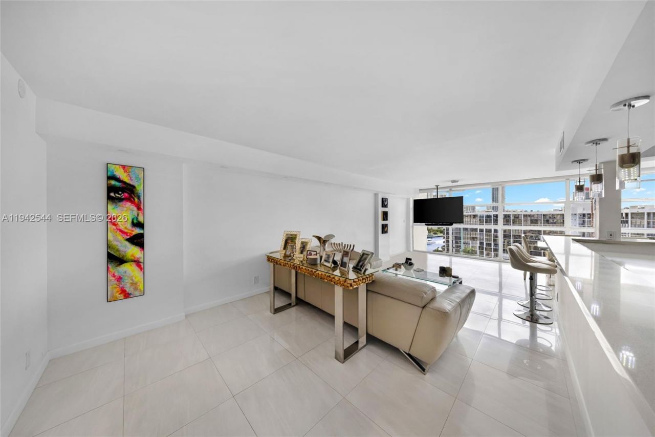 600 Parkview Dr, Unit 1114, Hallandale Beach, FL 33009 Photo