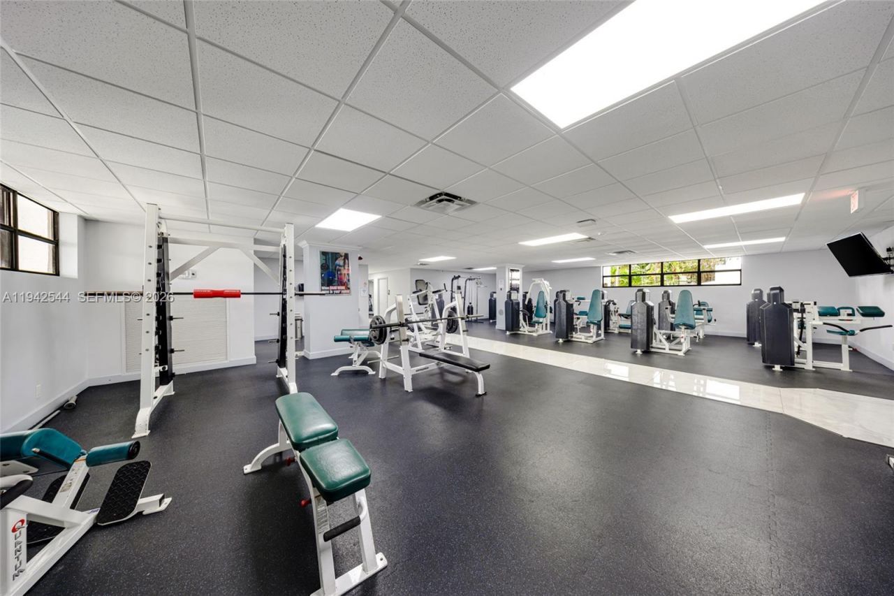 600 Parkview Dr, Unit 1114, Hallandale Beach, FL 33009 Photo