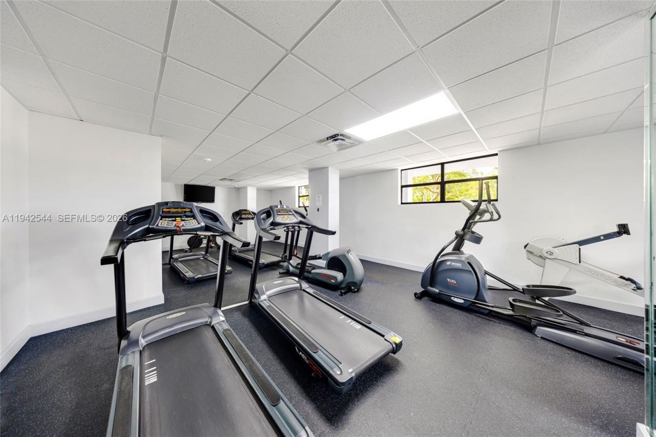 600 Parkview Dr, Unit 1114, Hallandale Beach, FL 33009 Photo